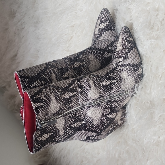 NEW! Chinese Laundry Rosalina Snakeskin Zip Ankle Boots Size 6.5 - Picture 5 of 13